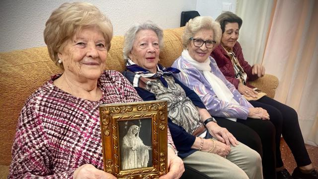 Las tres hermanas y su cuñada.