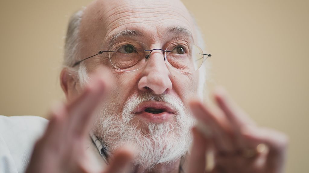 El doctor Ramón Cacabelos durante la entrevista con EL ESPAÑOL | Porfolio en el centro biomédico EuroEspes.