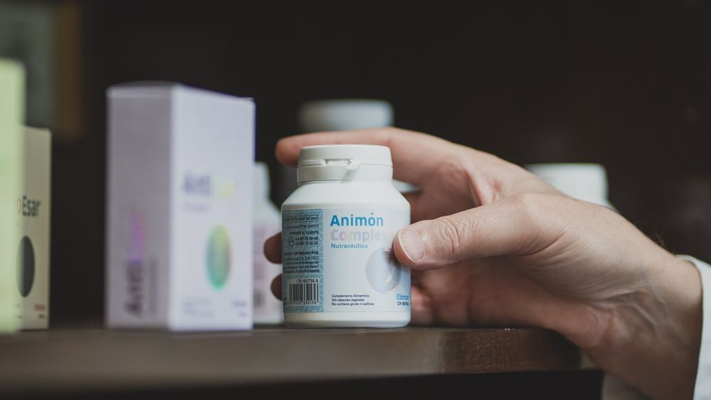 El doctor Cacabelos sostiene un tarro con uno de los productos nutracéuticos desarrollados por EuroEspes.
