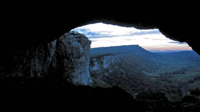 Vistas desde una de las cavidades de Ojo Guareña