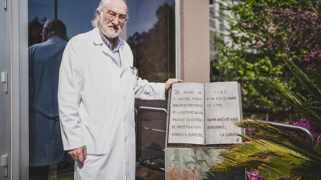 El doctor Cacabelos en la fachada del Centro de Neurociencias y Medicina Genómica EuroEspes, posando al lado de una placa inaugural firmada por Manuel Fraga.