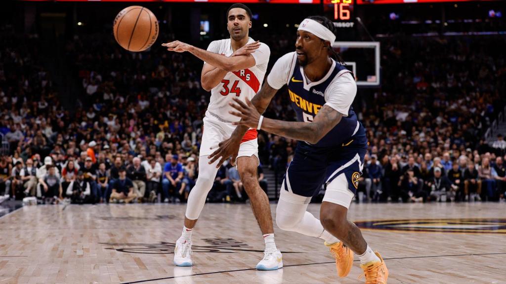 Jontay Porter realiza un pase a canasta frente a Denver Nuggets.