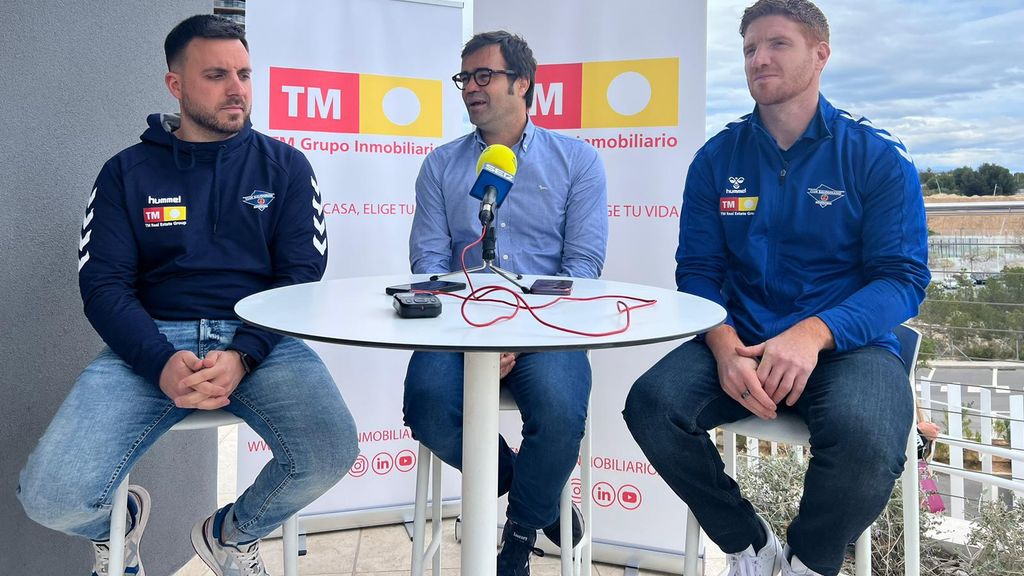 El presidente del TM Benidorm, Jacobo Balongo (centro) señala que necesitan  tener una tranquilidad institucional económica y deportiva.