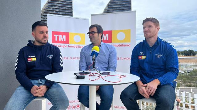 El presidente del TM Benidorm, Jacobo Balongo (centro) señala que necesitan  tener una tranquilidad institucional económica y deportiva.