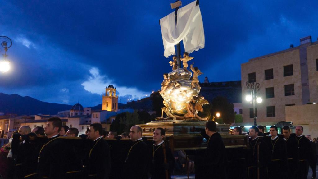 El trono de 'La Diablesa', durante el santo Entierro de la Semana Santa de Orihuela.