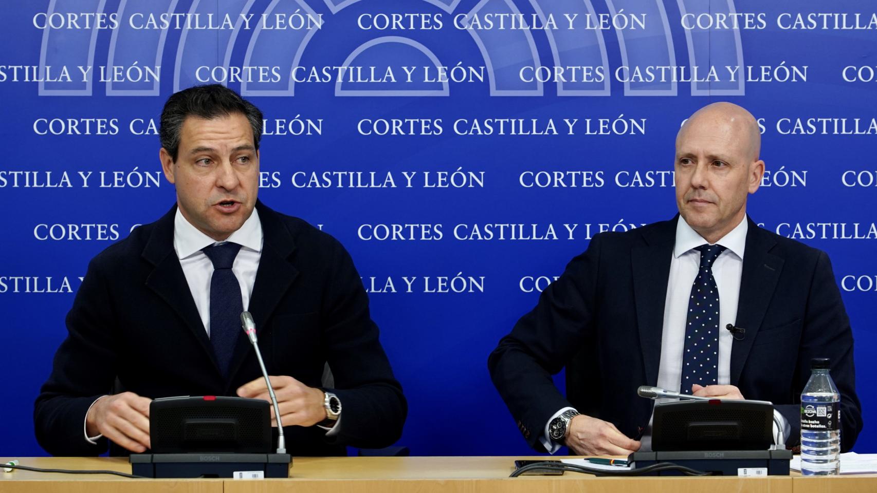Los portavoces de los grupos PP y Vox en las Cortes, Raúl de la Hoz y Carlos Menéndez, presentan una proposición de ley conjunta.