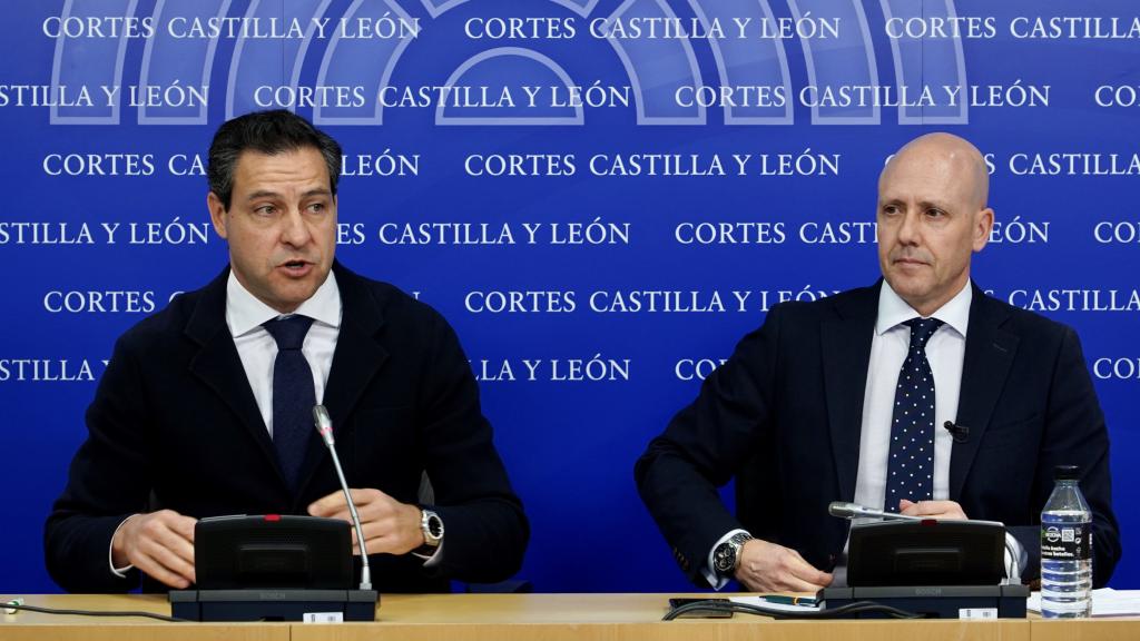 Los portavoces de los grupos PP y Vox en las Cortes, Raúl de la Hoz y Carlos Menéndez, presentan una proposición de ley conjunta.