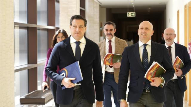 Los portavoces de los grupos PP y Vox en las Cortes, Raúl de la Hoz y Carlos Menéndez, presentan una proposición de ley conjunta.
