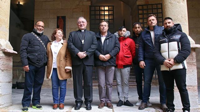 El obispo de León, Luis Ángel de las Heras, recibe al grupo de internos del Centro Penitenciario y del Centro de Inserción Social que participarán como braceros en la Procesión del Perdón con la directora de Cáritas León, Aurora Baza
