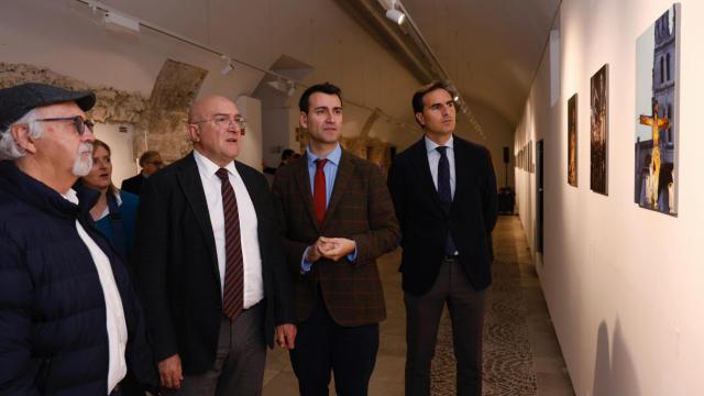 El presidente de la Asociación Fotográfica Vallisoletana, Ángel Pérez; el alcalde de Valladolid, Jesús Julio Carnero; el alcalde de Medina de Rioseco, David Esteban; y el alcalde de Medina del Campo, Guzmán Gómez