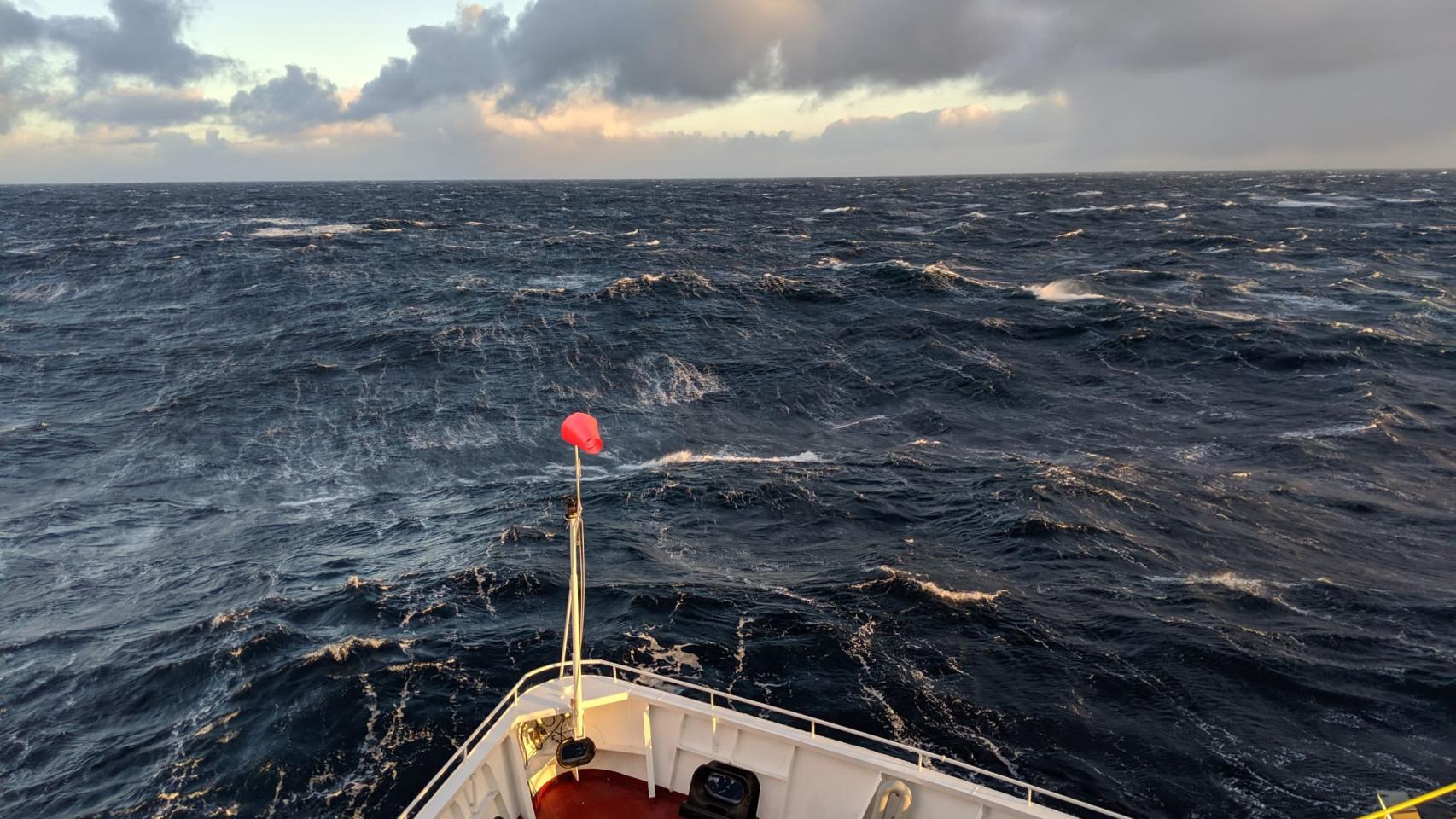 La AMOC es un sistema de corrientes del Atlántico que lleva agua cálida hacia el norte en superficie y devuelve agua fría hacia el sur.