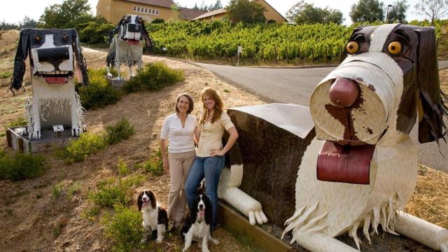 Marimar Torres y su hija Cristina a los pies de la bodega californiana