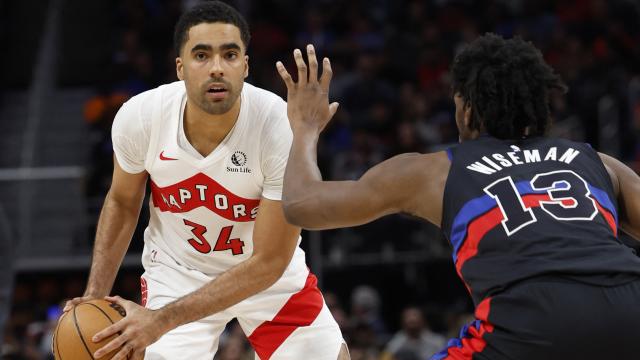Jontay Porter, a la izquierda, en un partido frente a Detroit Pistons.