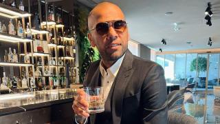 Dani Alves tomando una copa en un bar