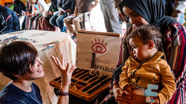 El 'Desierto de los Niños', la caravana que mejora la salud visual de los habitantes del Sáhara