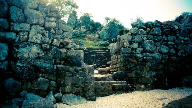 Acceso al foro por la entrada principal incrustada en la muralla perimetral.