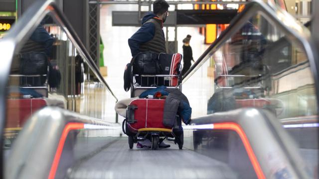 Varias personas en el aeropuerto Adolfo Suárez Madrid-Barajas.