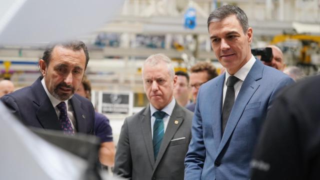 El lehendakari, Iñigo Urkullu y el presidente del Gobierno, Pedro Sánchez, durante una visita en la planta de Mercedes Vitoria.