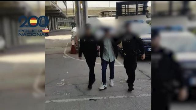 Policía Nacional deteniendo a  un miembro del grupo 'Mara Salvatrucha'.