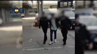 Policía Nacional deteniendo a  un miembro del grupo 'Mara Salvatrucha'.