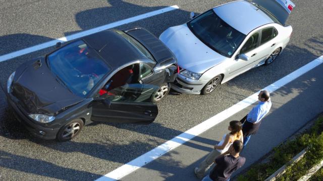 Accidente de dos coches en una carretera.