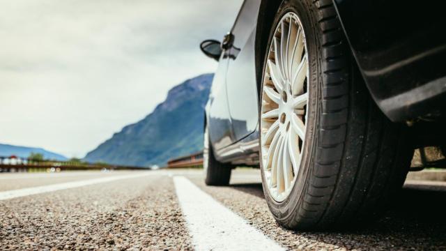 Coche en la carretera.