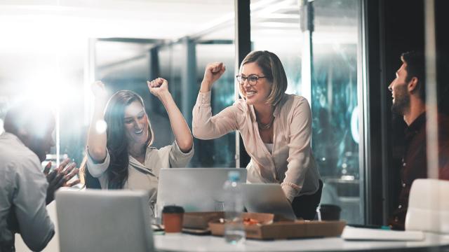 Mujeres reunidas celebrando un logro.