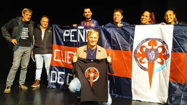 La peña Cuervos de Galicia con el actor Viggo Mortensen durante una visita a A Coruña.