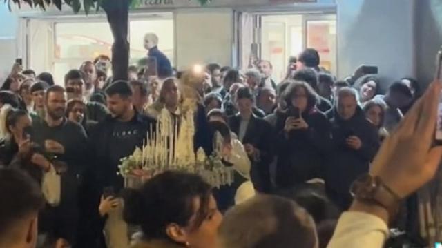 La entrada más viral de una Virgen en Sevilla: la de un niño con un paso de juguete