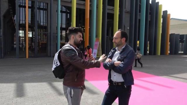 El creador de contenido junto al entrevistado