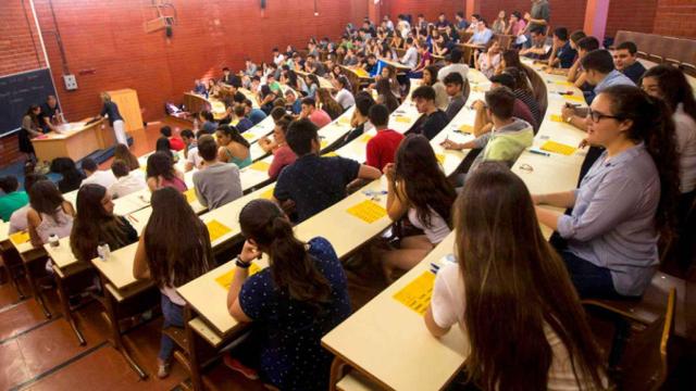 Imagen de archivo de estudiantes universitarios.
