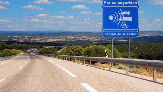 Una señal avisa de un radar en la carretera