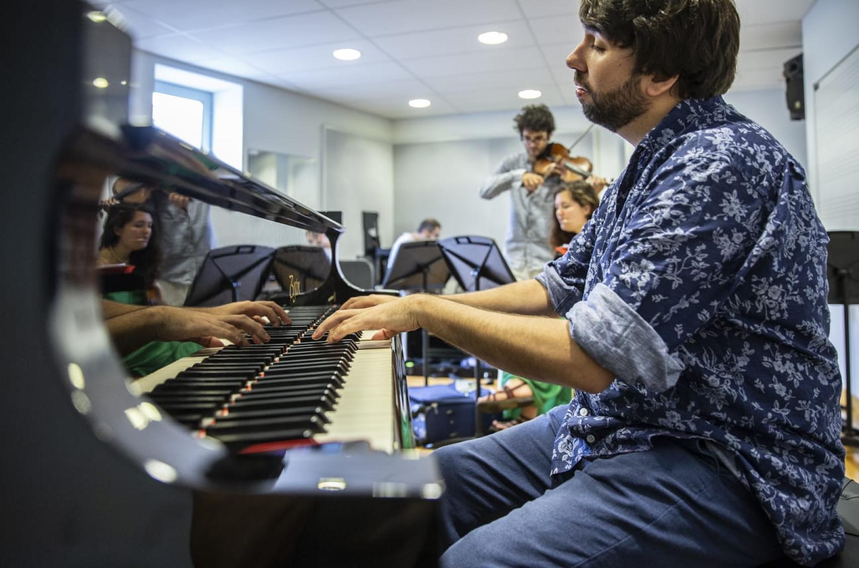 Pol, el pianista y compositor invidente ensayando
