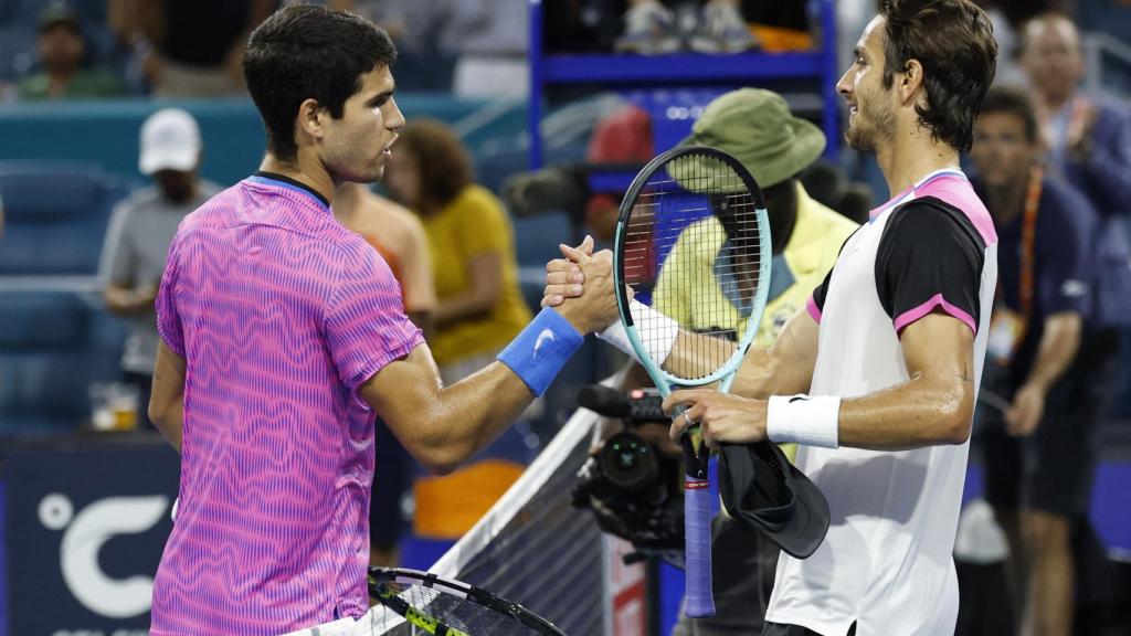 Carlos Alcaraz y Lorenzo Musetti, tras su partido en el Masters 1.000 de Miami