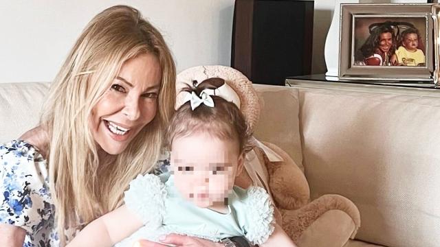 La actriz y presentadora Ana García Obregón junto a su nieta, Ana Sandra, en una fotografía de sus redes sociales.