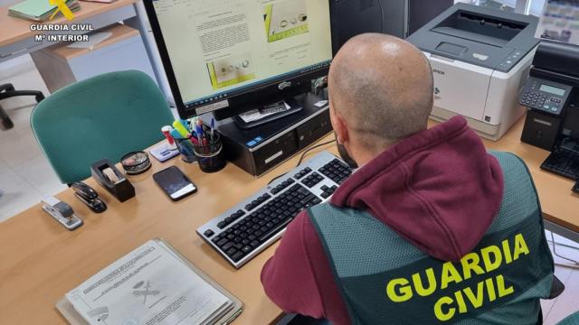 Los investigadores de la Guardia Civil en Almoradí detienen a un matrimonio acusado de robar a un anciano.