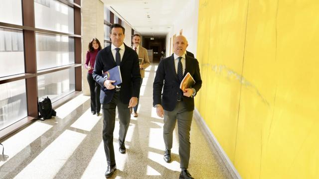 Los portavoces de los grupos PP y Vox en las Cortes, Raúl de la Hoz y Carlos Menéndez, presentan una proposición de ley conjunta.