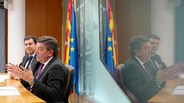 El portavoz de la Junta y consejero de Economía y Hacienda, Carlos Fernández Carriedo, y el de la Presidencia, Luis Miguel González Gago, comparecen en rueda de prensa posterior al Consejo de Gobierno.