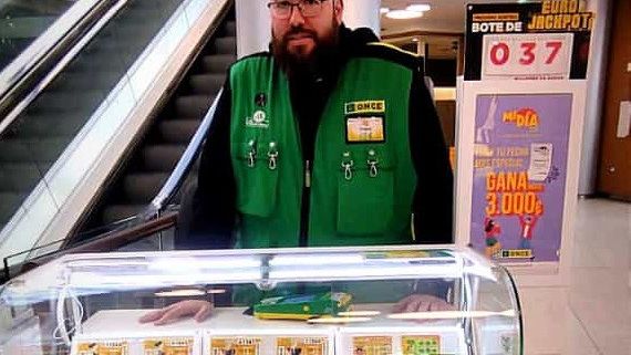 Imagen de Israel Poncela Rodríguez, el vendedor de la ONCE que ha repartido el premio del rasca Megamillonario