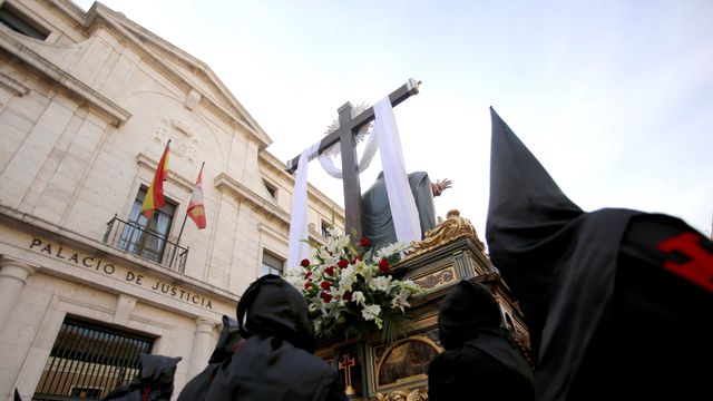 Imagen de archivo de una procesión de Penitencia y Caridad, pasando frente la Audiencia Provincial de Valladolid