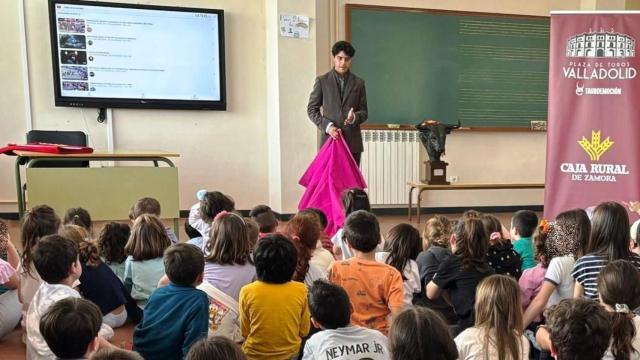 El novillero Mario Navas dando a conocer la tauromaquia a los más pequeños en Simancas