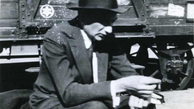 Joseph Roth esperando en una estación de tren. Francia, 1926. Foto: Leo Baeck Institute