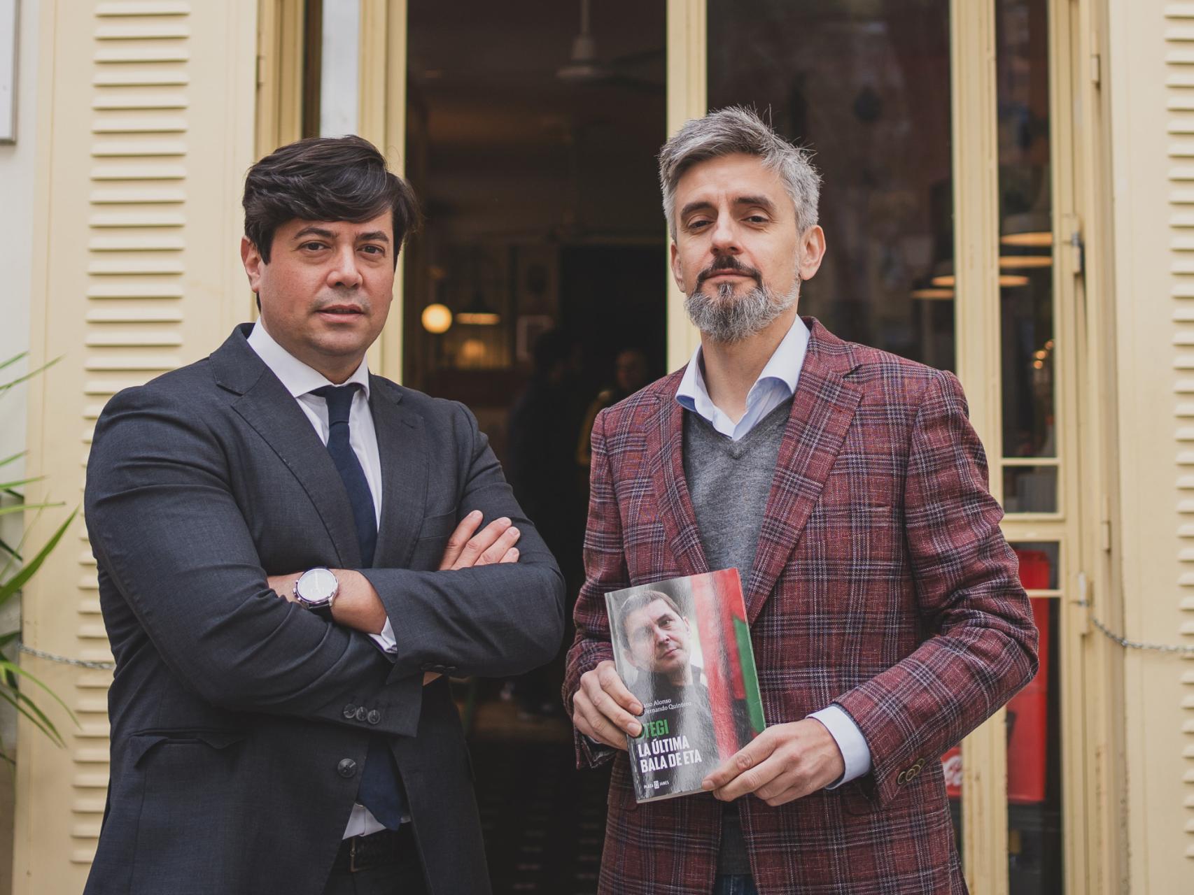 Los periodistas Luis Fernando Quintero (i) y Mariano Alonso (d), tras la entrevista con EL ESPAÑOL.