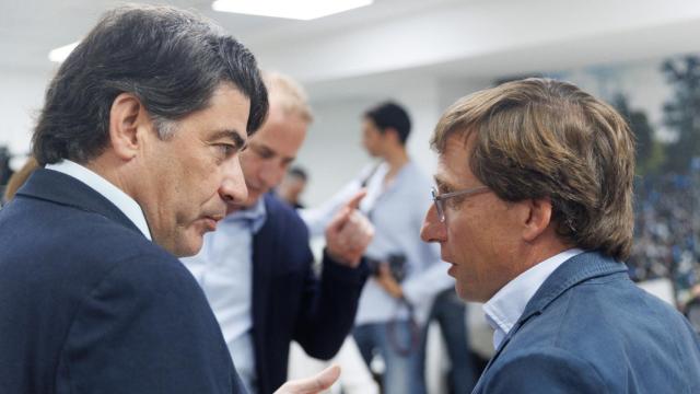 El concejal-presidente de Hortaleza, David Pérez, y el alcalde de Madrid, José Luis Martínez-Almeida.