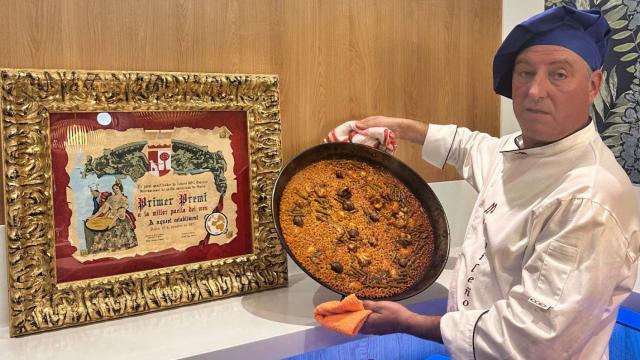 Óscar de la Fuente del Valle, propietario actual de El Madrileño junto a su hermano Rubén, muestra la mejor paella del mundo.