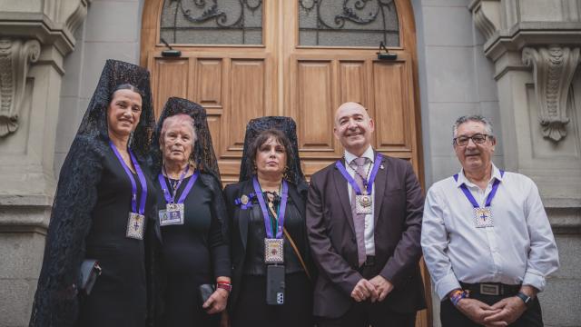 Hermanos de la Archicofradía del Cristo de Medinaceli en la entrada de la Basílica de Jesús de Medinaceli.