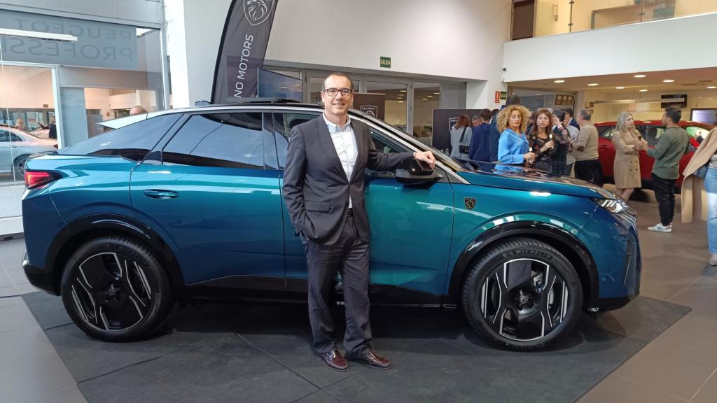Gregory Belhassen con el nuevo Peugeot 3008