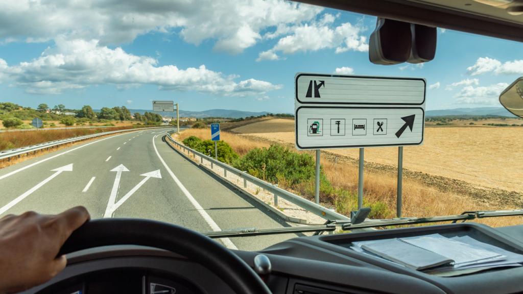 Imagen de un cartel que informa de un área de servicio cercana