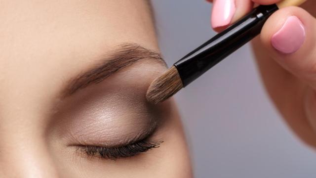 El sencillo truco de las sombras para levantar el párpado caído: arrasa en España.