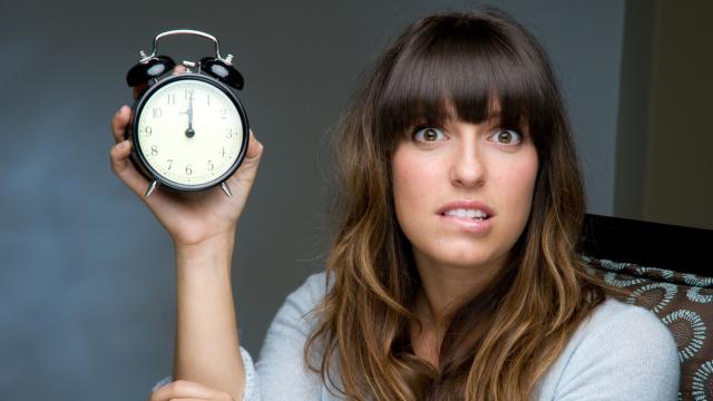 Una mujer preocupada por lo deprisa que pasa el tiempo.